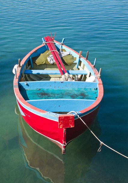 χρωματιστά βάρκα με κουπιά σε καθαρή θάλασσα. - Φωτογραφία, εικόνα