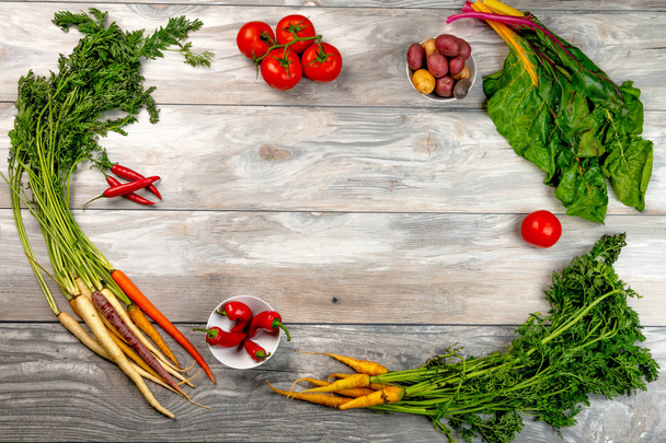 Gyűjteménye színes zöldségek alkotnak keretet a viharos jaj - Fotó, kép