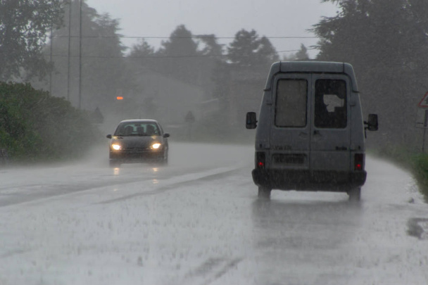 Az erős vihar heves esőzés az út rossz láthatóságát autók. A rossz időben történő vezetés veszélyességi koncepciója - Fotó, kép