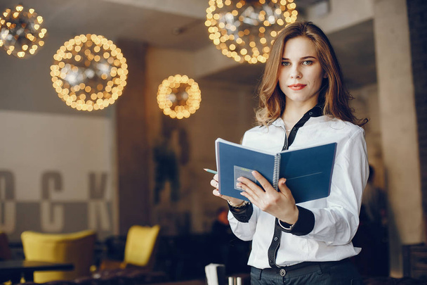 elegant business girl with notebook - Foto, afbeelding