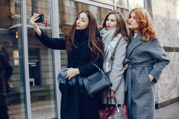 three pretty girl in a winter city - Foto, imagen