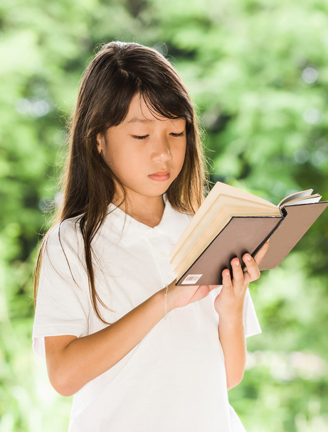 Asiatico ragazza lettura libro
 - Foto, immagini