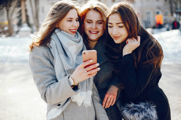 tři hezké dívky v zimním městě - Fotografie, Obrázek