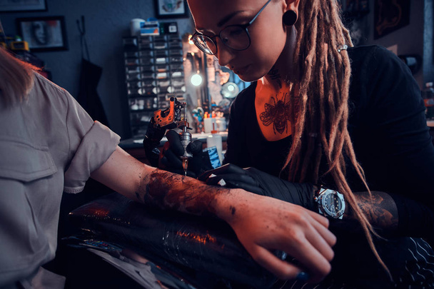 Proceso de tatuaje makining en el estudio oscuro del tatuaje
. - Foto, Imagen