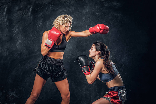 Vecht tussen twee professionele vrouwelijke boxers - Foto, afbeelding
