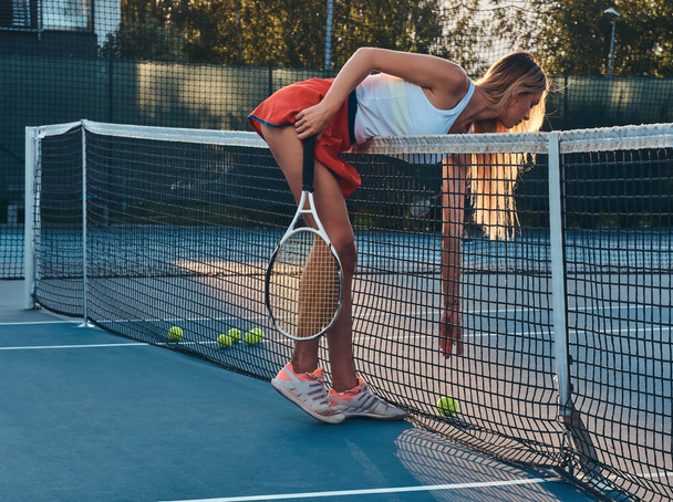 Η γυναίκα παίζει τένις στο γήπεδο. - Φωτογραφία, εικόνα