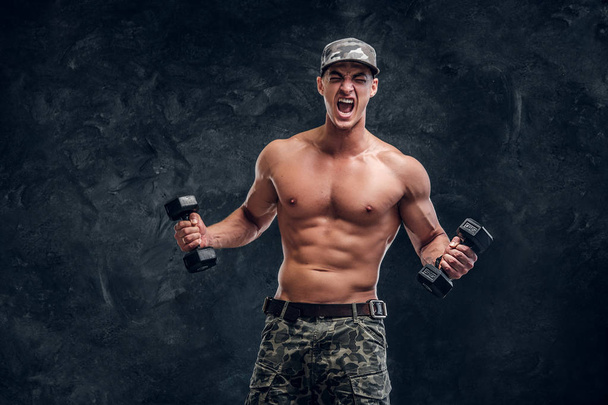 Porträt eines schulterfreien, muskulösen Mannes vor dunklem Hintergrund - Foto, Bild