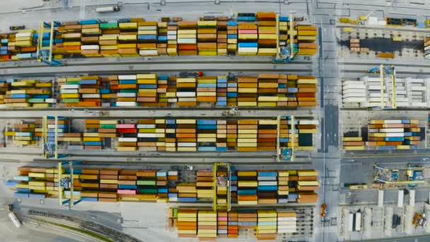 Letecký pohled na přepravní kontejnery na doku v přístavu - Záběry, video