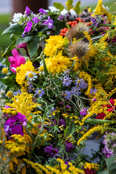 Florystyczny bukiet kwiatów, ziół i owoców, które są symbolem lata - Zdjęcie, obraz