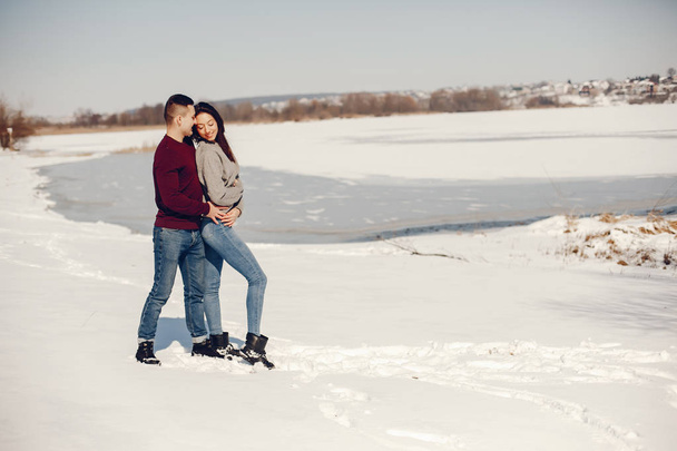Couple in a winter park - 写真・画像