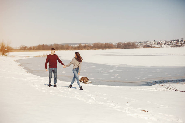 Couple in a winter park - Valokuva, kuva