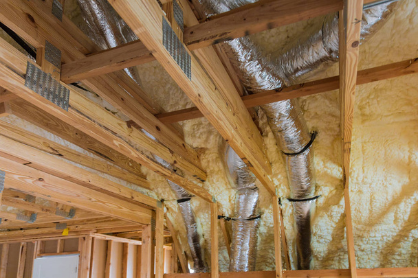 Système d'installation de ventilation du climatiseur dans la construction d'une maison à ossature
 - Photo, image