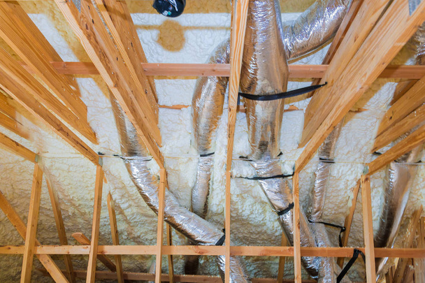 Uusi koti rakentaminen asennus lämmitysjärjestelmän katolle putken
 - Valokuva, kuva