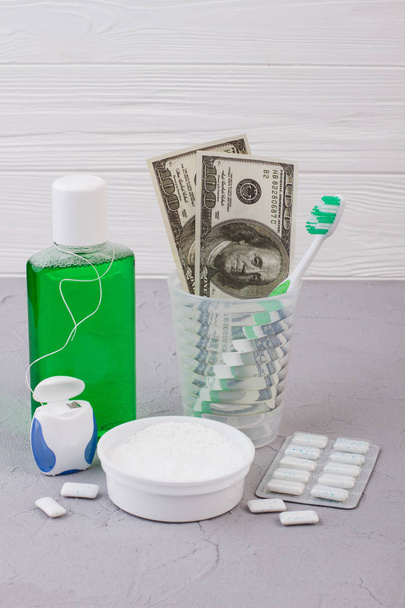 Zestaw narzędzi do higieny jamy ustnej i pieniędzy. - Zdjęcie, obraz
