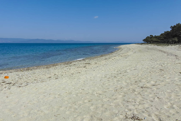 カサンドラ半島のラグーンビーチ、チャルキディキ、ギリシャ - 写真・画像