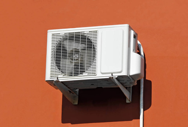 Système de climatisation sur le mur
 - Photo, image