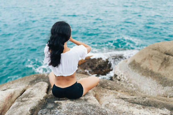 junge Frau macht Yoga auf den Steinen - Foto, Bild