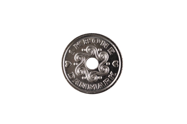 eine silberne, eine dänische Kronenmünze, die isoliert auf einem sauberen, weißen Hintergrund ausgeschnitten wurde. Aufnahme in Nahaufnahme Makro. - Foto, Bild