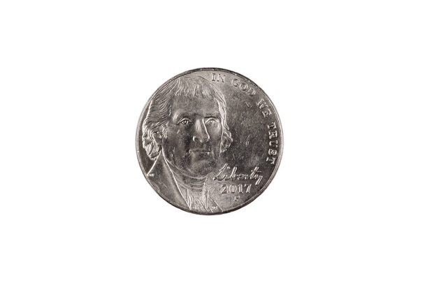 Un nichel americano da cinque centesimi, da vicino in macro, su uno sfondo bianco e pulito
 - Foto, immagini