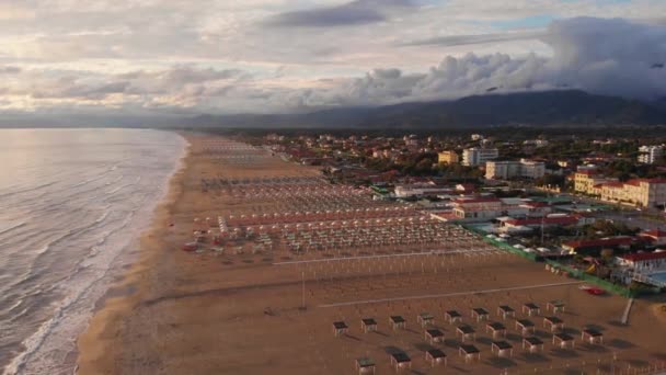 Вид с воздуха на пляж Marina di Pietrasanta в Версилии, Масса, Каррара, Виареджо. Тоскана, Италия. Итальянская смородина
. - Кадры, видео