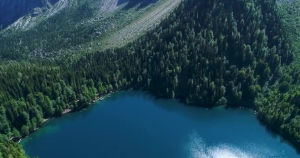 Yüksek dağlarla çevrili Malaya Ritsa Gölü'nün Muhteşem Doğa Manzara Görünümü, Abhazya Havadan görünümü. - Video, Çekim