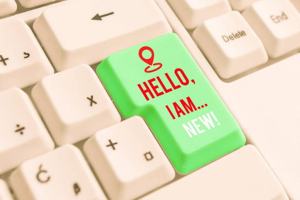 Znak tekstowy przedstawiający Hello I am New. Koncepcyjny zdjęcie używane Powitanie lub rozpocząć rozmowę telefoniczną biała klawiatura PC z pustym papierze notatki powyżej białego tła klucz kopii miejsca. - Zdjęcie, obraz