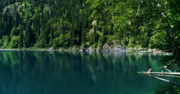 Beau Lac Alpin Bleu Petit Ritsa en été, entouré de hautes pentes des montagnes tirant avec le drone
. - Séquence, vidéo