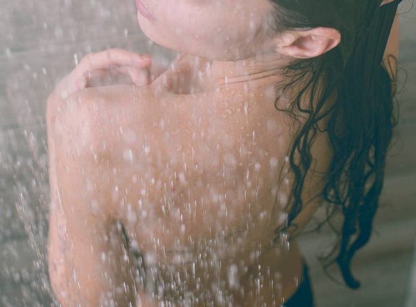 Młoda kobieta beautyful pod prysznic w łazience. - Zdjęcie, obraz
