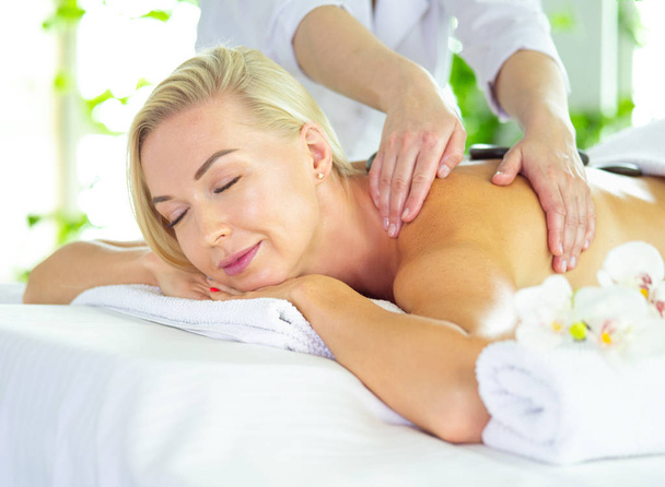 Beautiful spa woman lying on towel in spa salon - Foto, Bild