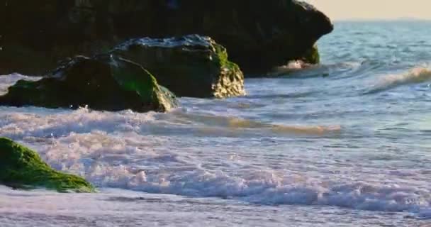 Pobřežní skály s rozlomením vln - Záběry, video
