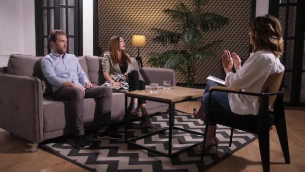 Родина обговорює проблеми з консультантом з питань шлюбу
 - Кадри, відео