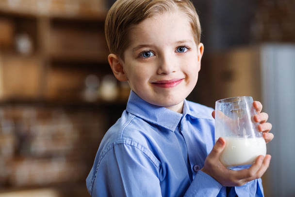 Portret uśmiechniętego chłopca picia mleka - Zdjęcie, obraz
