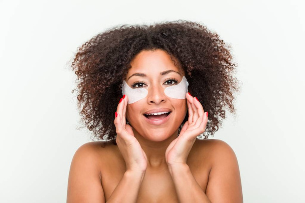 Крупним планом молодої афро-американської жінки з лікуванням шкіри очей - Фото, зображення