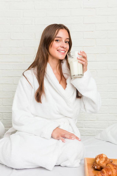 Молода біла жінка сніданок
 - Фото, зображення