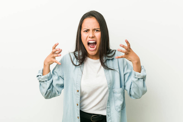 Νεαρή ισπανίδα γυναίκα ουρλιάζοντας με οργή. - Φωτογραφία, εικόνα