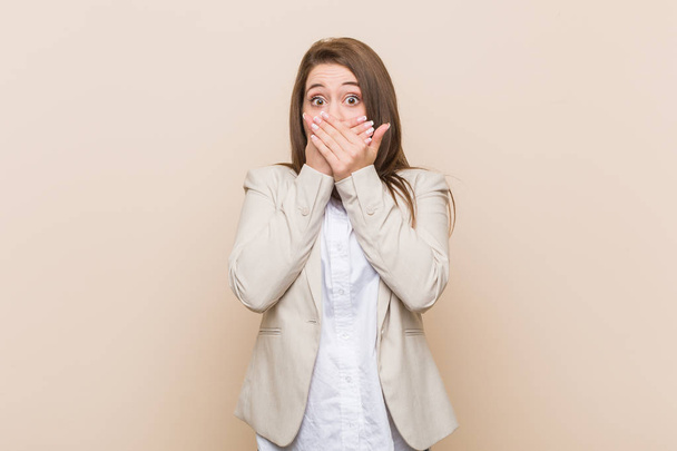 Junge Geschäftsfrau schockiert Mund mit Händen bedecken. - Foto, Bild
