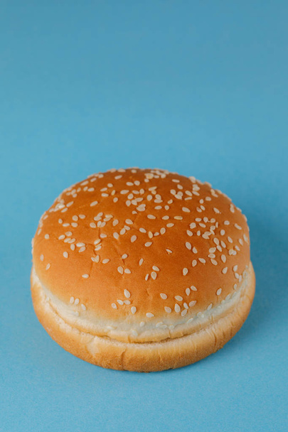 Burger bun empty isolated. American food classic round burger br - Foto, imagen