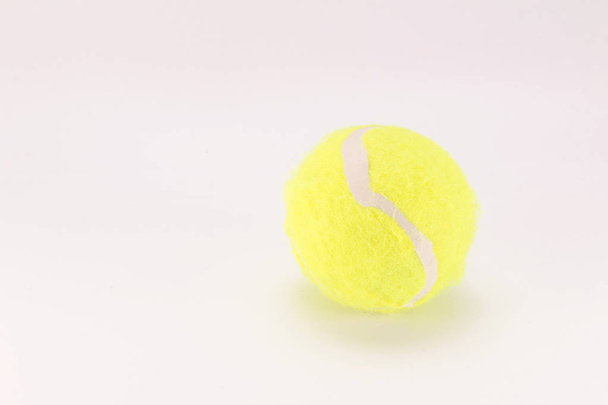 een korte afstand van de gele tennisbal  - Foto, afbeelding