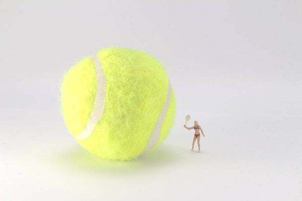 Małe zabawki grać w tenisa na dużym tenisie  - Zdjęcie, obraz