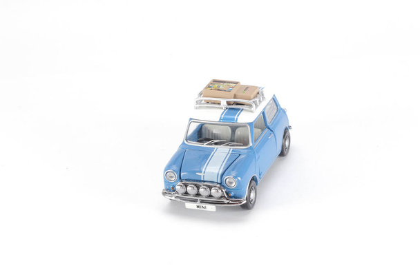 mini dünyada oyuncak araba eğlenceli bir ölçek.  - Fotoğraf, Görsel