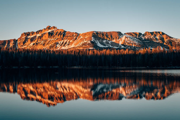 Snowy mountains reflecting in Mirror Lake, in the Uinta Mountain - Foto, afbeelding
