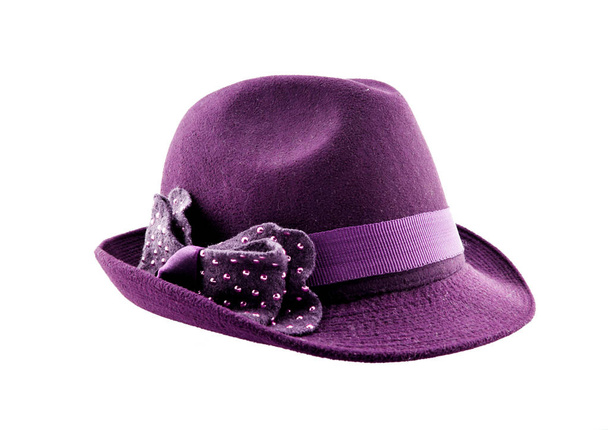 Purpurové pěkné klobouky s lukem na bílém pozadí. - Fotografie, Obrázek