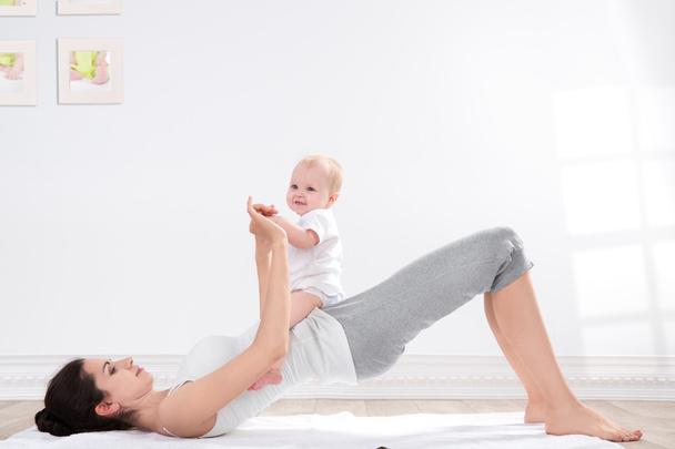 Mother and baby gymnastics - 写真・画像