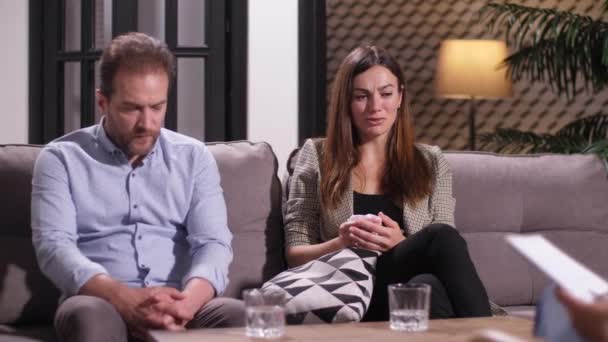 Paar streitet bei Treffen mit Psychologe - Filmmaterial, Video