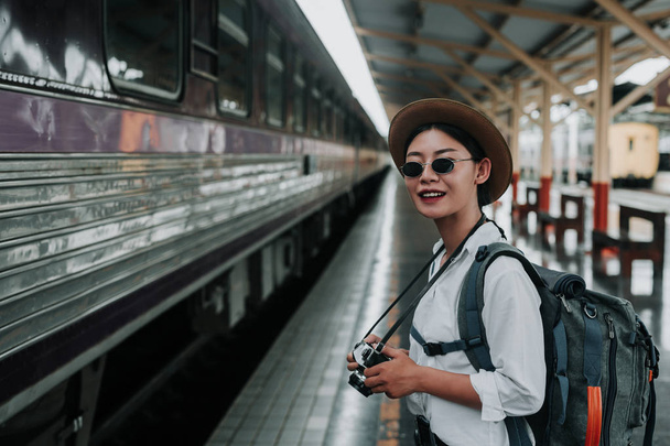 Zufriedene Frauen, die im Zug reisen, Urlaub, Reise-Ideen. - Foto, Bild