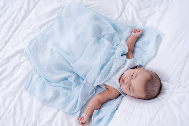 baby sleeping on a bed at home - Foto, afbeelding