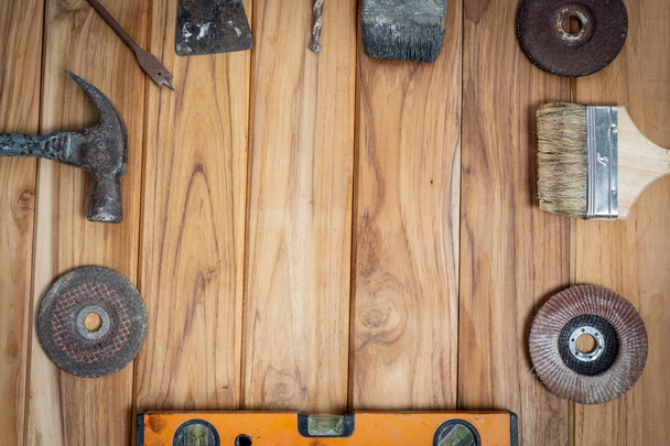 Juego de herramientas manual, conjunto en suelo de madera. - Foto, Imagen