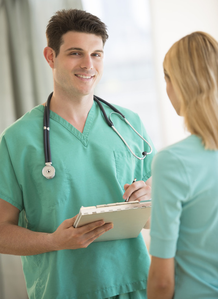 Doktor drží schránky s pacientů stojí v popředí na - Fotografie, Obrázek