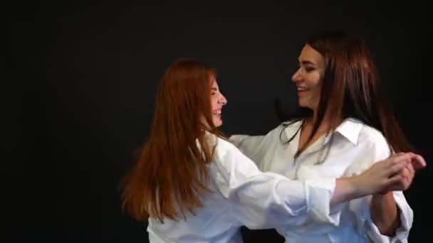 Lányok fehér ing táncol és bolondozás körül a fekete háttér - Felvétel, videó