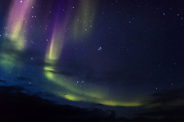 Lumières boréales du Nord dans le ciel en traversant le passage du Nord-Ouest au Canada
. - Photo, image